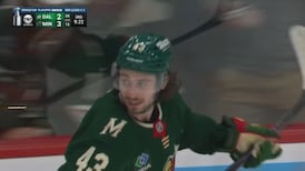 Hughes utilise le patin de l'adversaire