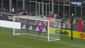 Sur coup franc, Matt Turner vole Ivan Jaime