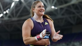 Sarah Mitton monte sur le podium à Shanghai