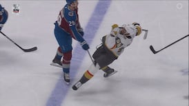 Solide coup d'épaule de la part de MacKinnon