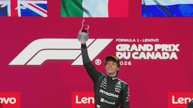 Mélanie Joly remet le trophée à Antonelli et puis champagne!