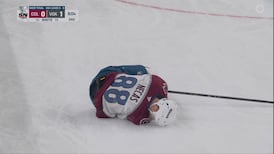 Une tuile tombe sur la tête de l'Avalanche