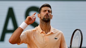 Un spectaculaire Djokovic avance à Roland-Garros