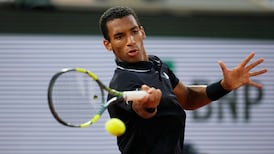 Auger-Aliassime avance au bout d'une longue bataille