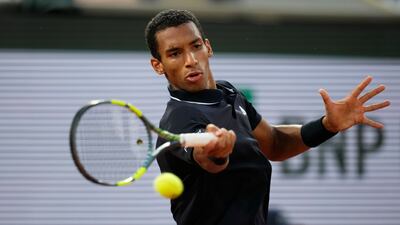 Auger-Aliassime avance au bout d'une longue bataille
