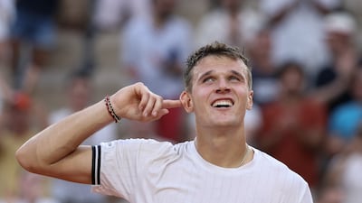 Mensik surprend de Minaur et poursuit sa route à Paris