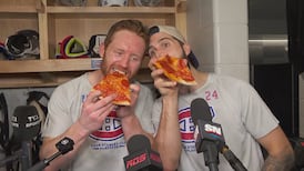 Danault surprend Matheson avec de la pizza!