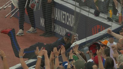 Guerrero se sert de sa main nue pour animer le spectacle
