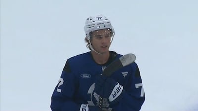 McKenna chausse les patins dans l'uniforme des Leafs