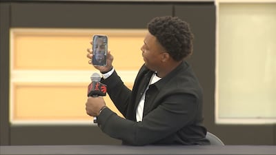 Kyle Lowry reçoit les félicitations de Vince Carter en pleine conférence de presse!
