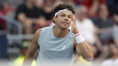 Le champion en titre Shelton poursuit sa route