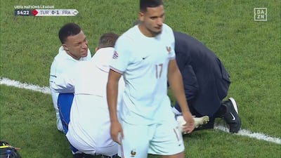 Mbappé se blesse au genou après un but pour la France
